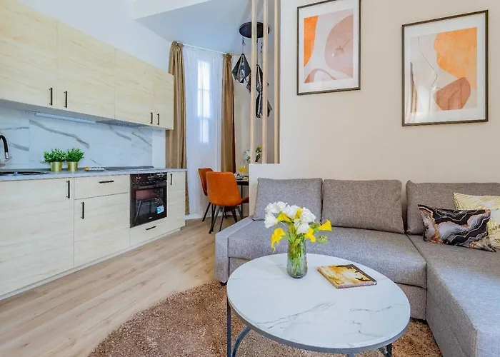 Apartment 1br - Chill With Ac - Quiet Near Ruin Bars